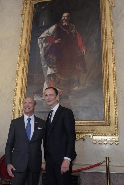 Ancora uno scatto del governatore Fedriga insieme all'ambasciatore Eisenberg nel Salone di Rappresentanza del Palazzo della Regione a Trieste.